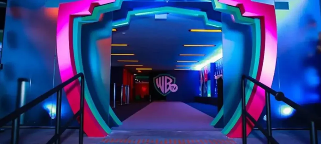 Vídeo: Incêndio destrói acervo da Warner em exposição no Rio de Janeiro