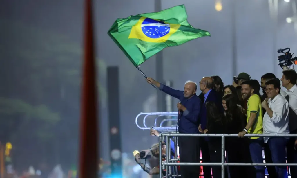 Eleições no Brasil: TSE valida pleito e decisão de zanin Urna eletrônica durante as eleições no Brasil e contagem de votos da Justiça Eleitoral