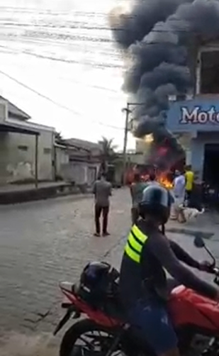 Incêndio em ônibus municipal de Porto Seguro: Chamas consumem veículo no bairro das Casas Novas