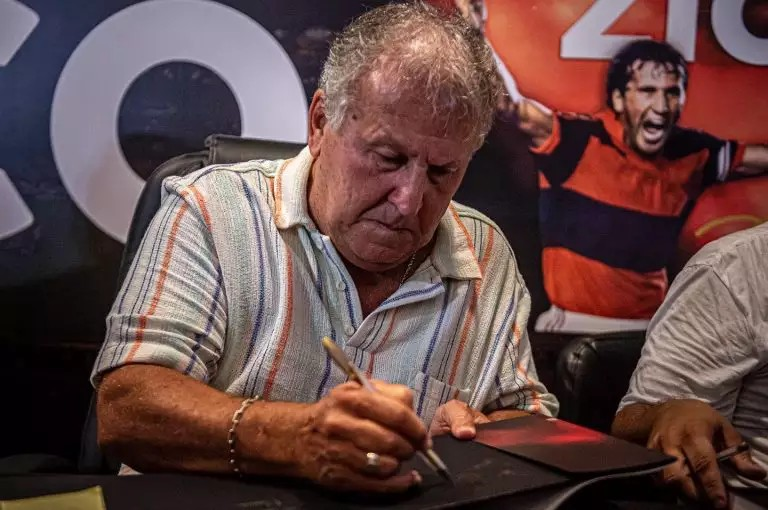 Mala do ex-jogador Zico é furtada na frente de hotel em Paris; prejuízo passa de R$ 1 milhão