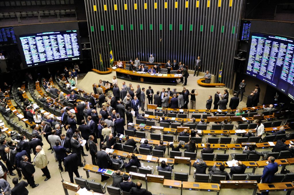 Deputados aprovam PEC que perdoa dívidas dos partidos e reduz cotas nas eleições