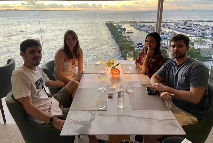 Vídeo: Amigos que confundiram preço de vinho caro ganham jantar de cortesia em Salvador
