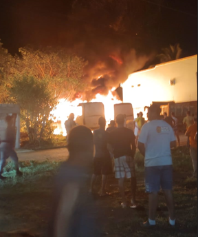 Incêndio destrói ônibus estacionados em garagem de prefeitura