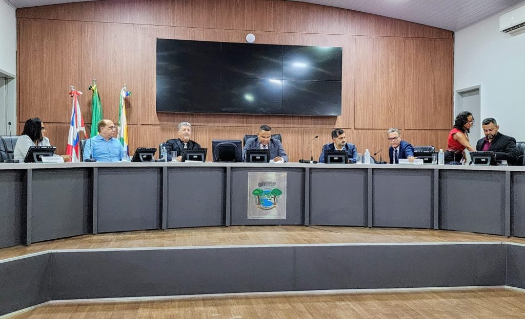 Câmara de Eunápolis recebe prestação de contas da prefeitura durante audiência pública