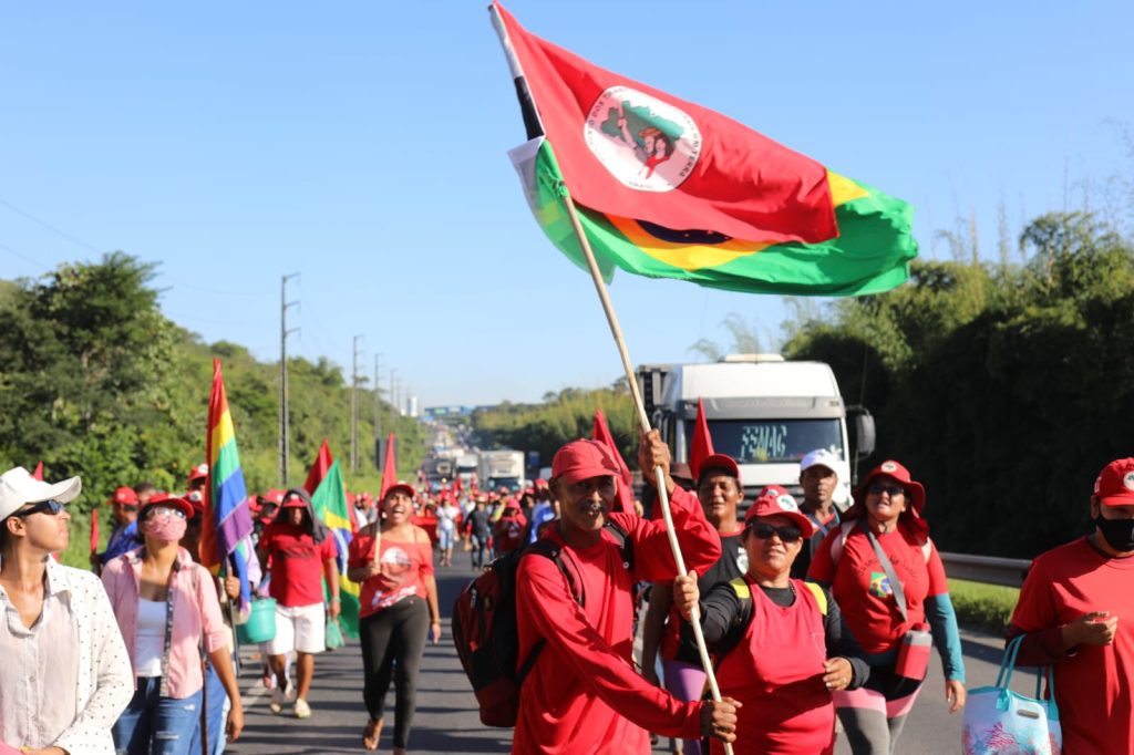 Marcha Estadual do MST avança pela BR-324 rumo a Salvador