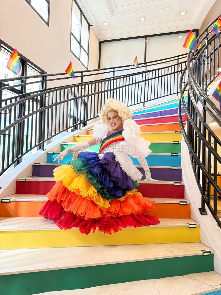 Força e resistência: Aysha Pink fratura o pé, mas supera dor e brilha na Parada LGBT+ de São Paulo