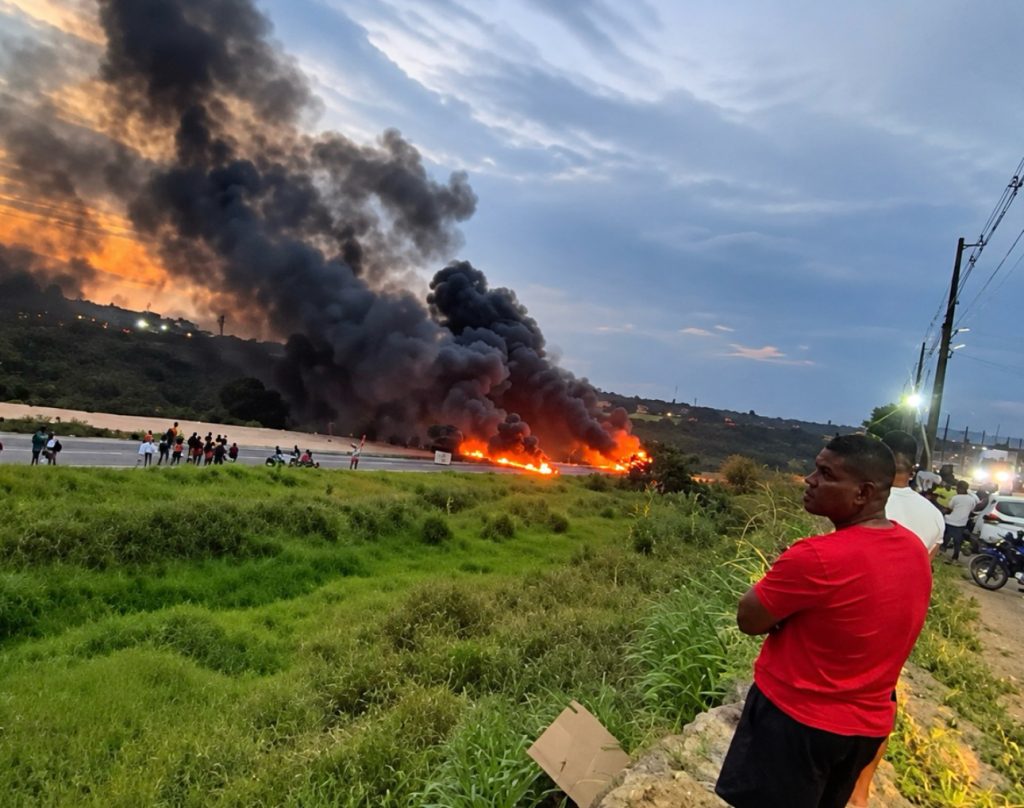 Moradores protestam na BR-101 após morte de criança em Eunápolis