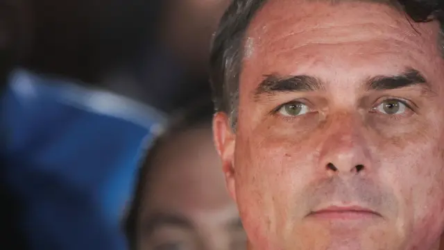 Flávio Bolsonaro nos EUA: Fuga ou Recuo Estratégico? Notícia sobre a viagem do senador Flávio Bolsonaro para os EUA e investigações da Polícia Federal