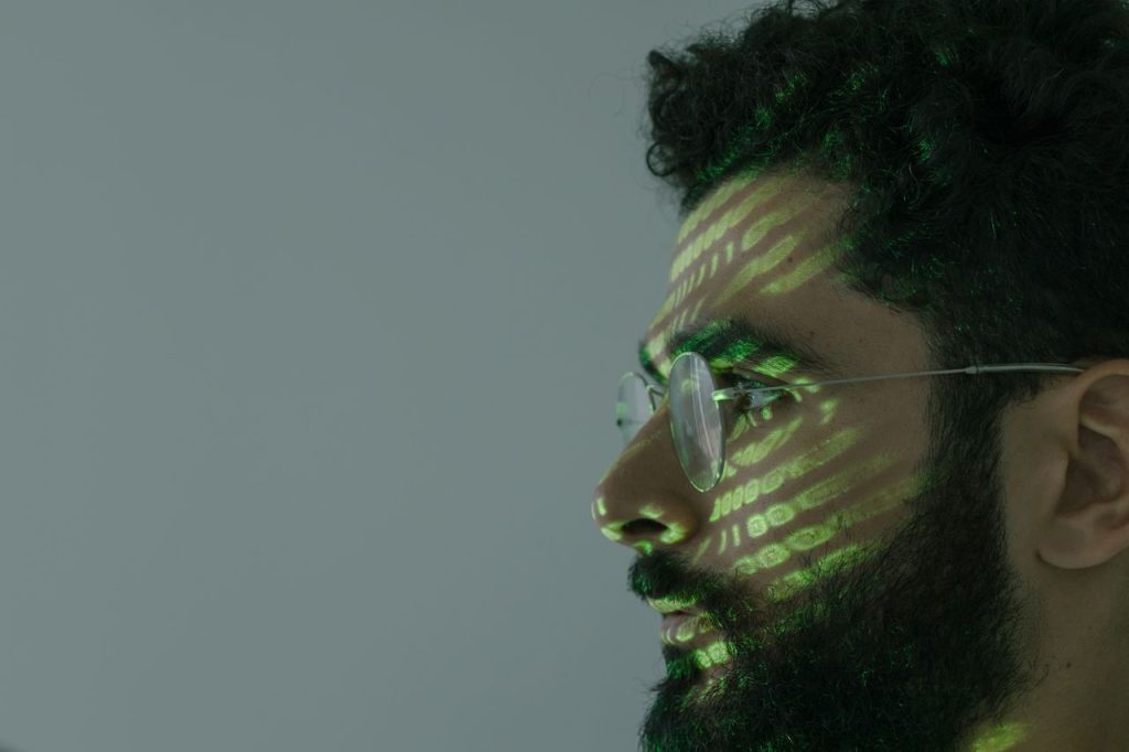 Pessoa utilizando reconhecimento facial no smartphone para validação de biometria para celular.